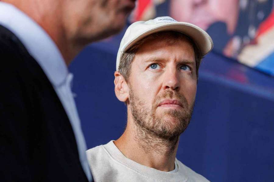 Vettel erweist Schumacher die Ehre Vettel erweist Schumacher die Ehre