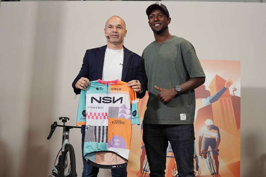 Andrés Iniesta et Biniam Girmay posent avec le maillot de NSN présenté ce mardi Andrés Iniesta et Biniam Girmay posent avec le maillot de NSN présenté ce mardi