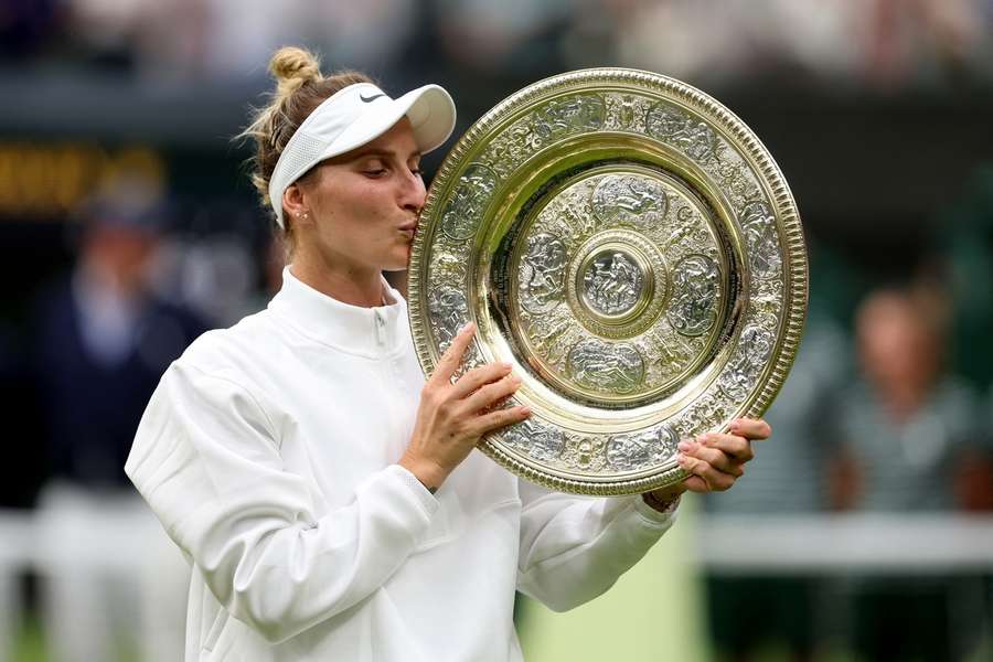 Markéta Vondroušová si momenty po vyhraném finále náležitě užívá.