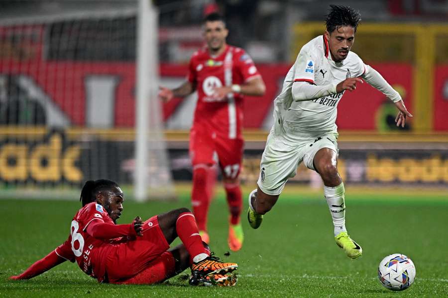 Tijjani Reijnders snelt langs zijn tegenstander Warren Bondo van Monza