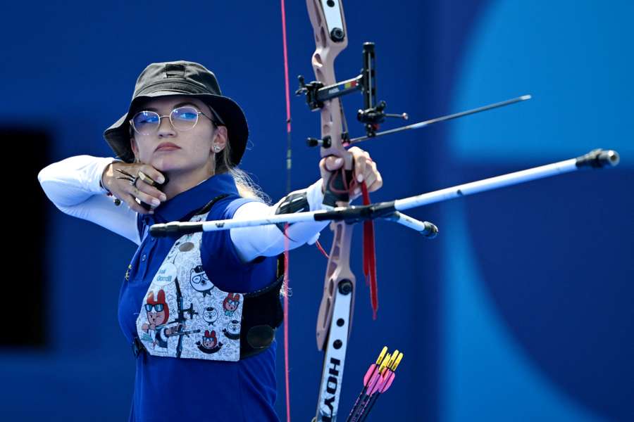 Mădălina Amăistroaie s-a calificat în optimile turneului feminin de tir cu arcul