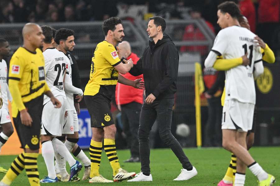 BVB-Verteidiger Mats Hummels und SGE-Trainer Dino Toppmöller beim Abklatschen.