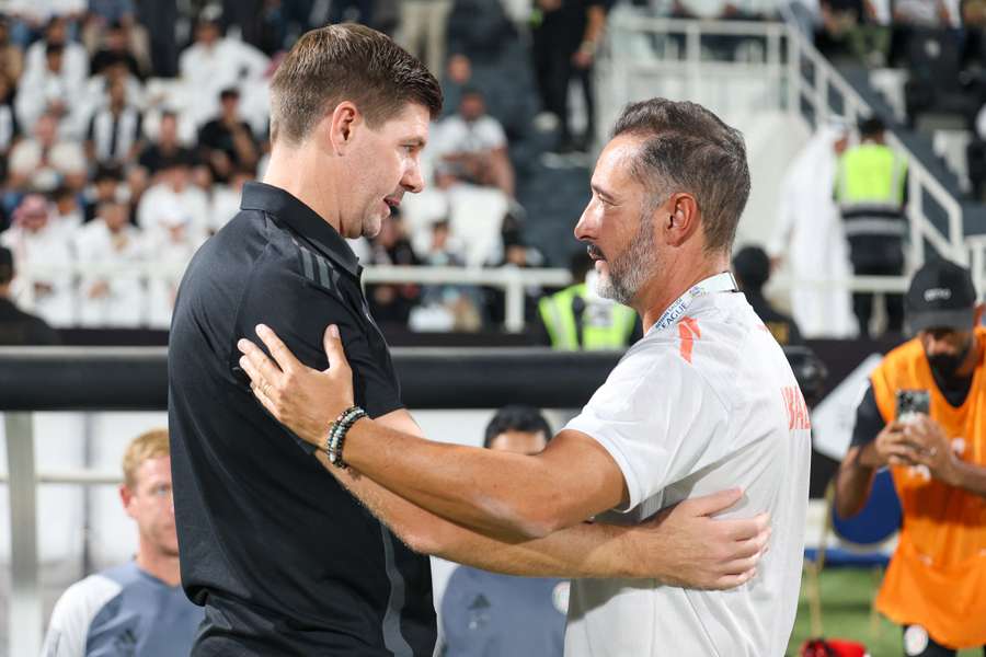 Vítor Pereira, a la derecha, se saluda con Steven Gerrard