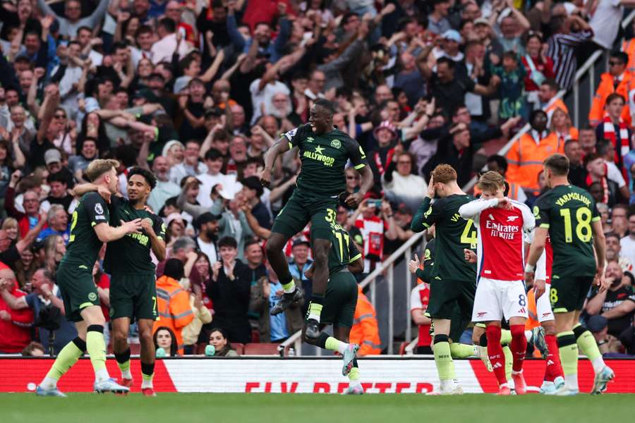 Brentford jogou água no chopp do Arsenal no Emirates Brentford jogou água no chopp do Arsenal no Emirates