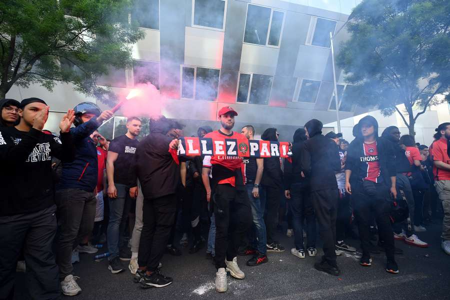 Ultras del PSG protestano davanti alla sede della società