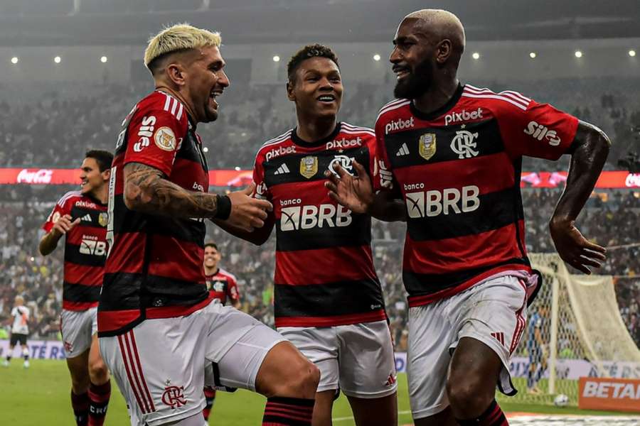 Gerson (à direita) fez um gol e teve grande atuação