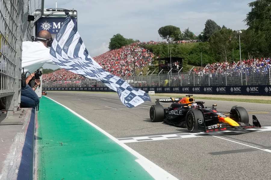 Max Verstappen předčil v těsném finiši Landa Norrise.