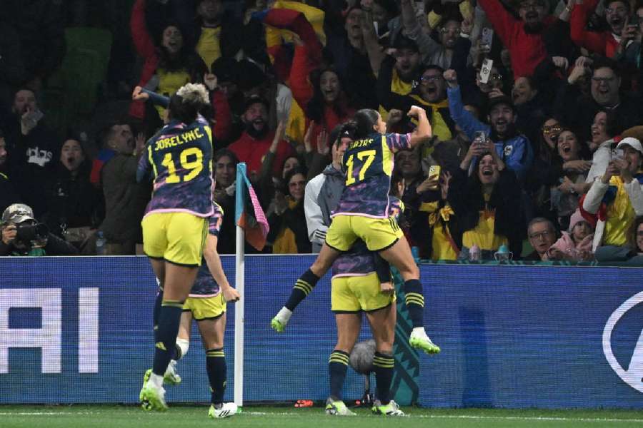 Colombianas comemoram gol marcado por Cataline Usme