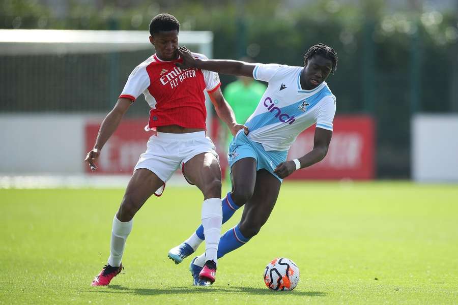 Chido Obi em ação contra o Crystal Palace