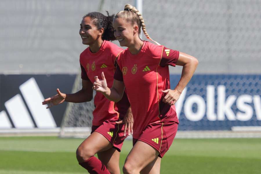Giulia Gwinn (vorne) und Cora Zicai (hinten) beim Training.