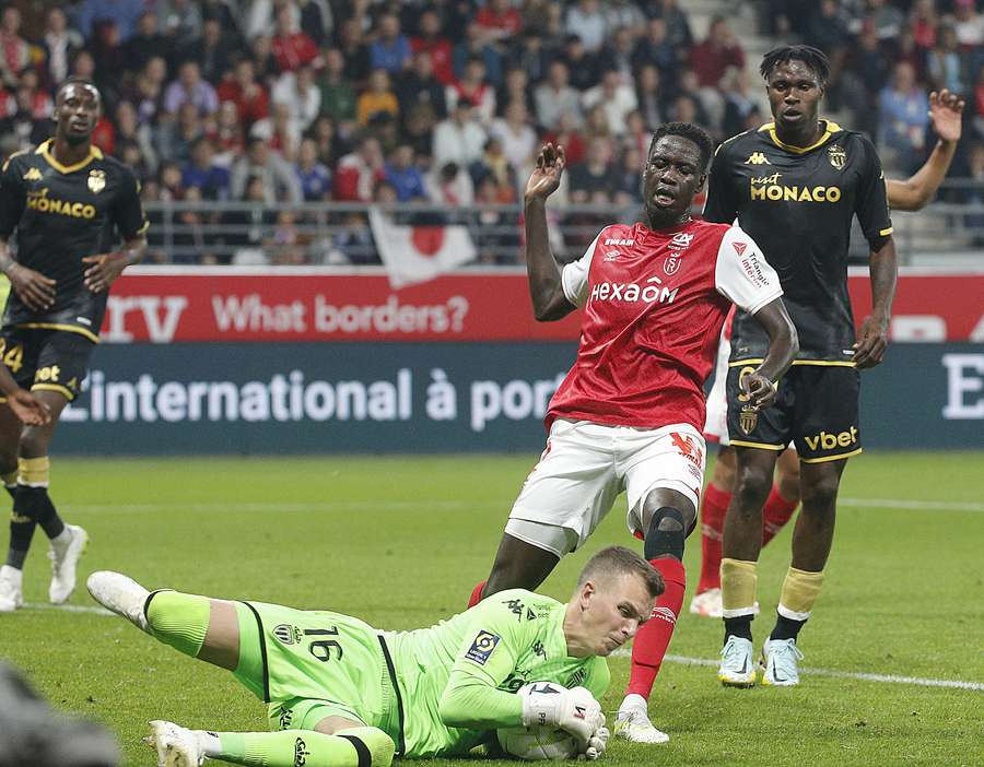 Köhn en plein arrêt contre Reims. Köhn en plein arrêt contre Reims.