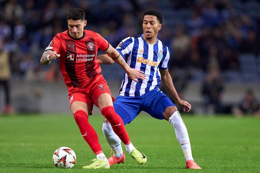 Emiliano Martinez in action against FC Porto in the Europa League