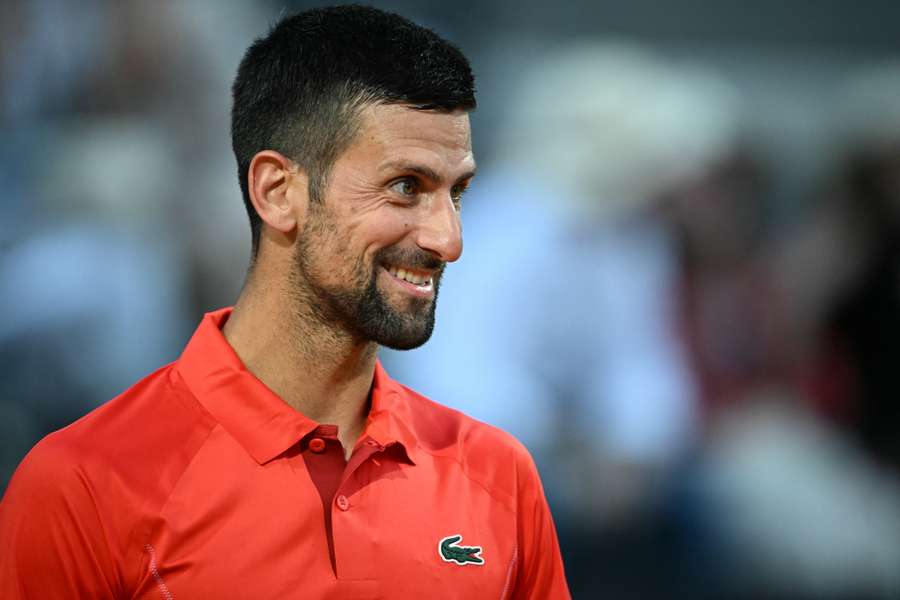 Novak Djokovic lacht tijdens zijn partij tegen Moutet