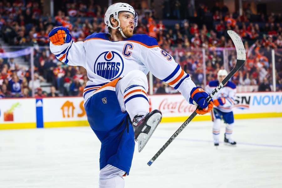 Connor McDavid a jeho radosť z presného zásahu.