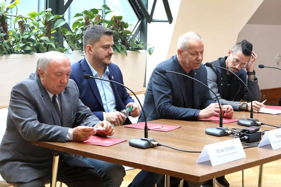 Zľava prezident MFK Dukla Milan Smädo, predseda predstavenstva Peter Krnáč, primátor mesta Ján Nosko a Marek Hamšík.