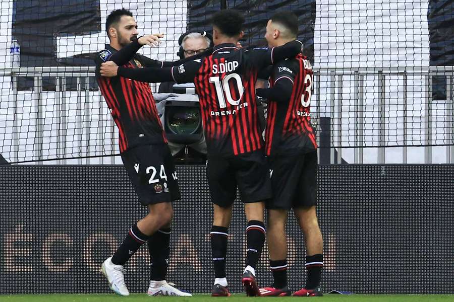 Jogadores do Nice celebram vitória apertada sobre o Lille; equipe segue se reabilitando na temporada