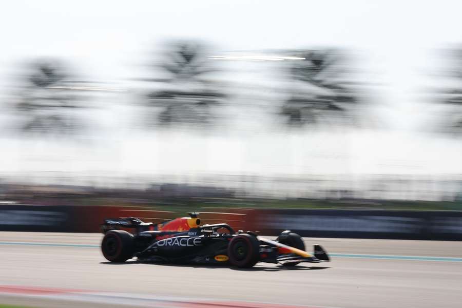 Verstappen achter het stuur in Abu Dhabi