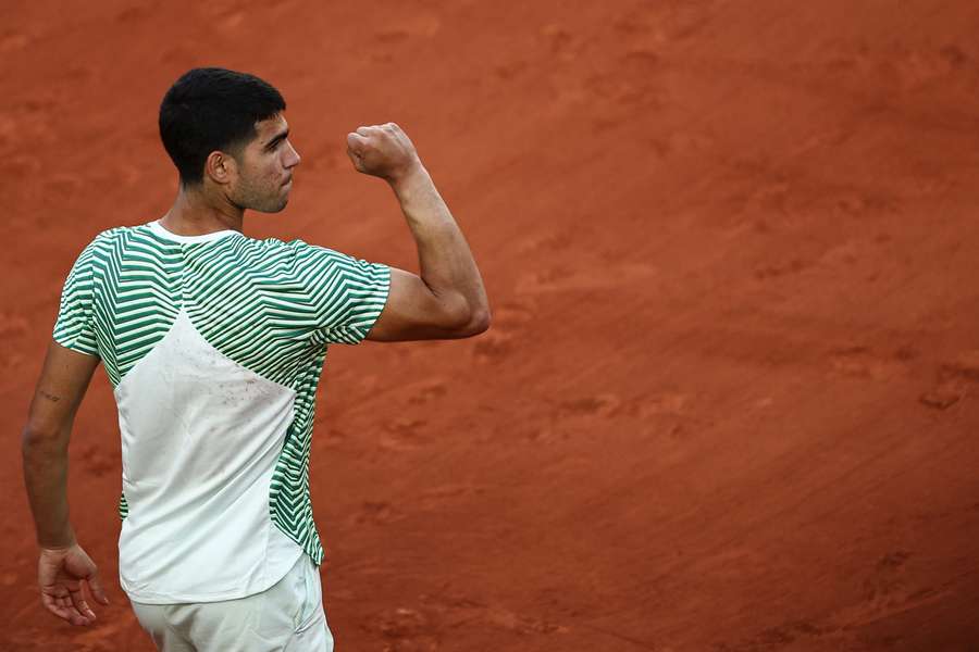 Alcaraz precisou de 4 sets para vencer Taro Daniel. 