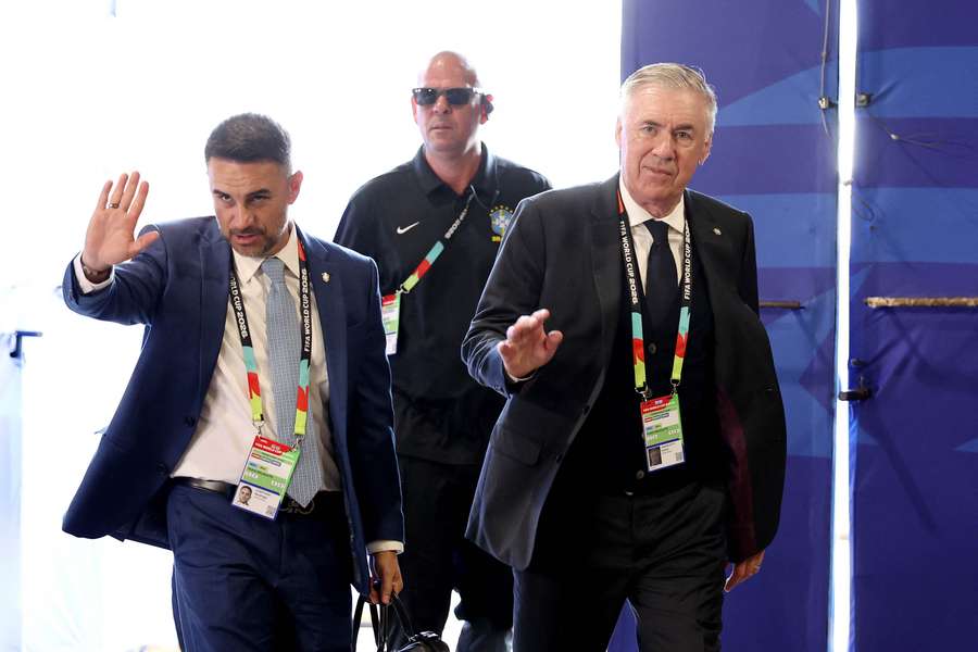Ancelotti ao lado de Rodrigo Caetano, diretor de seleções da CBF Ancelotti ao lado de Rodrigo Caetano, diretor de seleções da CBF