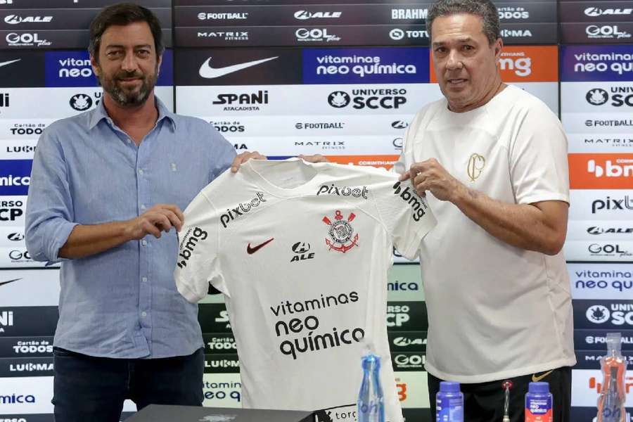 Duílio na apresentação de Luxemburgo como técnico do Corinthians