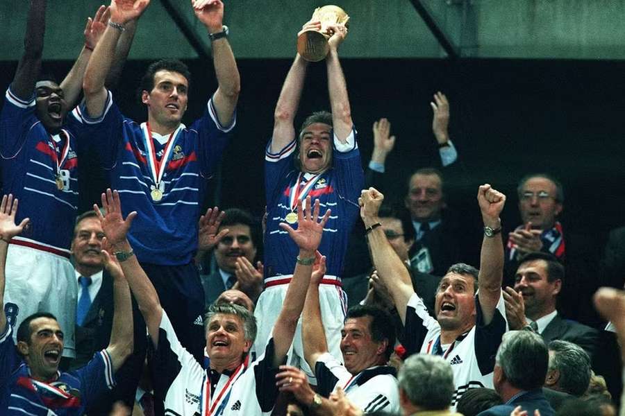 Didier Deschamps levantou o troféu de campeão do Mundo em 1998 Didier Deschamps levantou o troféu de campeão do Mundo em 1998