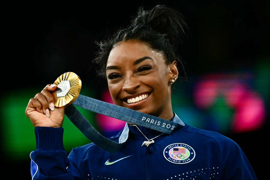 Simone Biles com a medalha de ouro de Paris-2024