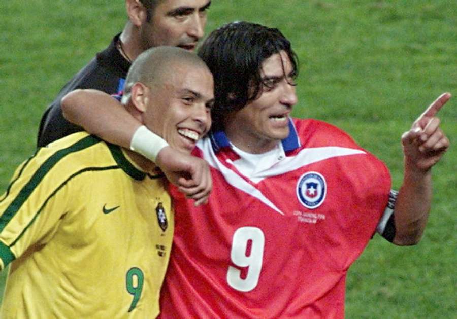 Zamorano abraza a Ronaldo, una amistad profunda entre dos de los más grandes delanteros sudamericanos Zamorano abraza a Ronaldo, una amistad profunda entre dos de los más grandes delanteros sudamericanos