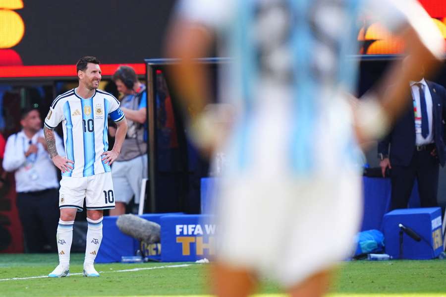 Messi foi uma sombra na sua despedida dos Mundiais Messi foi uma sombra na sua despedida dos Mundiais