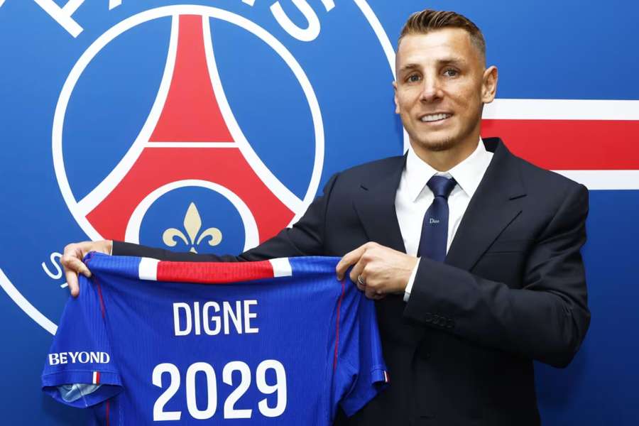 Lucas Digne assinou por três anos com o PSG Lucas Digne assinou por três anos com o PSG