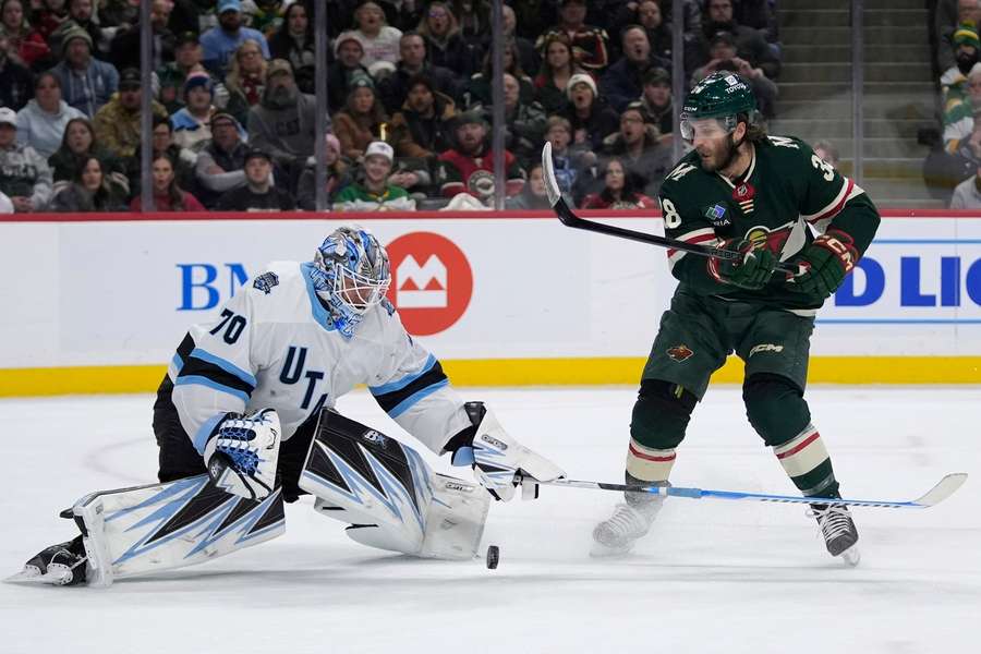 Karel Vejmelka si připsal proti Minnesotě 26 úspěšných zákroků.