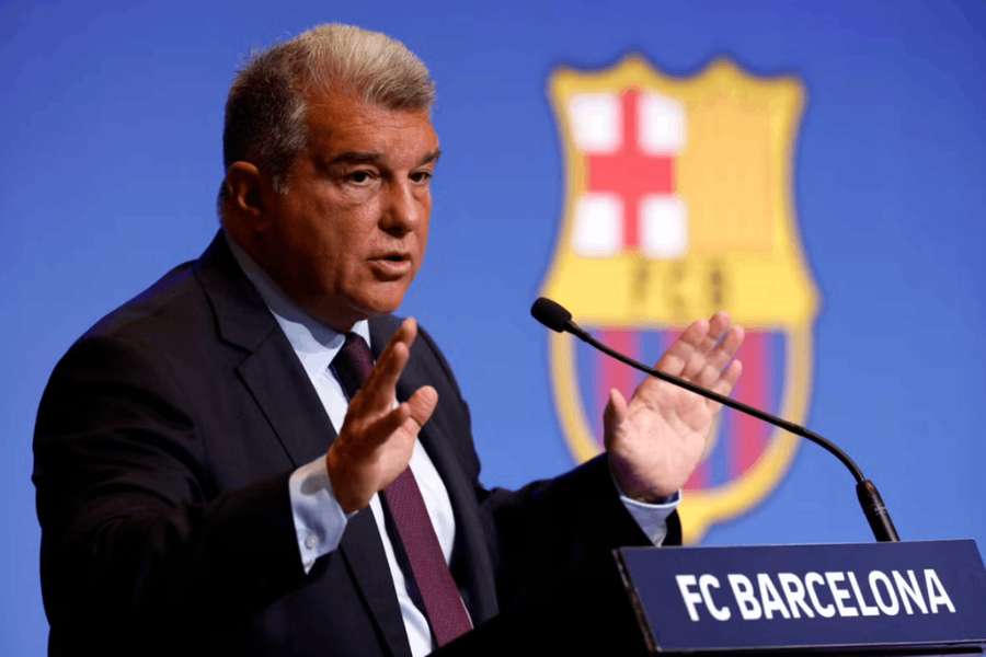 Prezident Barcelony Joan Laporta počas tlačovej konferencie.