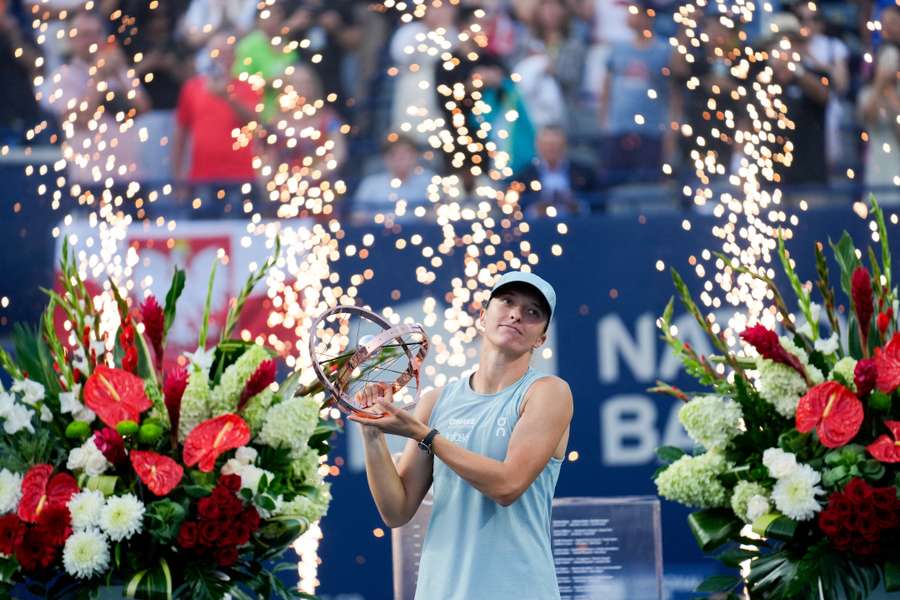 Iga Swiatek lifts the Canada Masters trophy after winning the final.