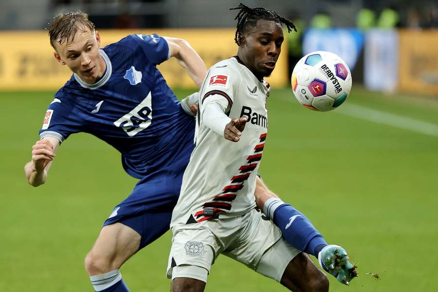 Jeremie Frimpong in duel met Hoffenheim's Maximilian Beier