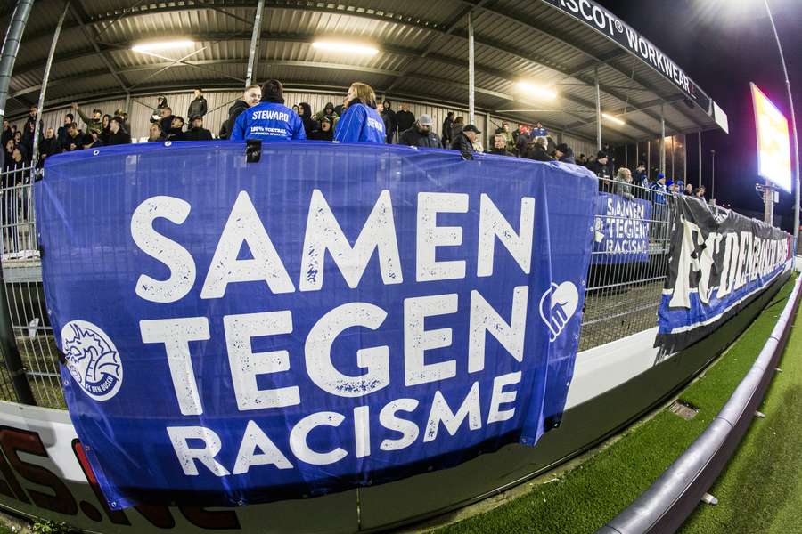 Bij FC Den Bosch hingen na de spreekkoren tegen Moreira banners om zich uit te spreken tegen racisme