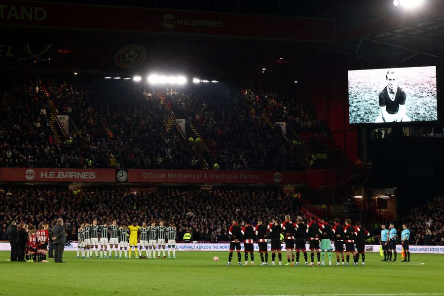 Players pause to remember legendary United and England midfielder Bobby Charlton