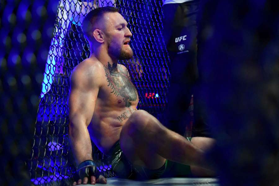 Conor McGregor reageert na een blessure opgelopen tegen Dustin Poirier tijdens UFC 264 in 2021