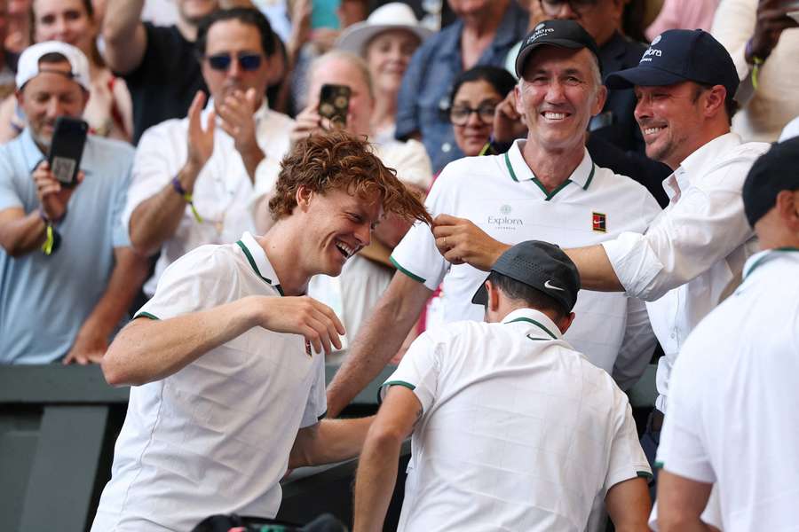 Darren Cahill (al centro) con Jannik Sinner Darren Cahill (al centro) con Jannik Sinner