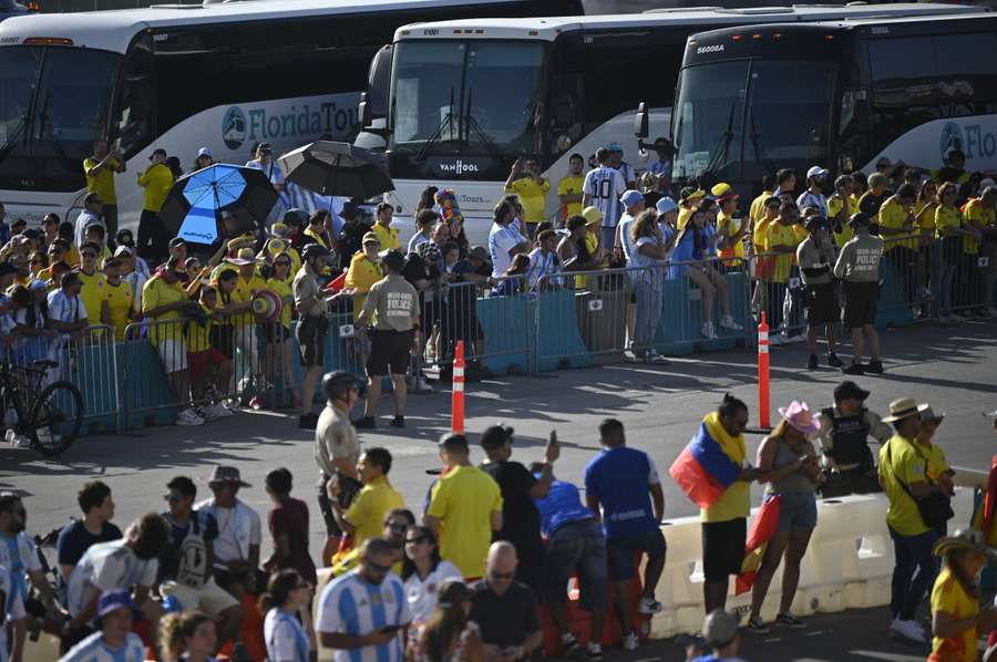 Aficionados a la entrada del estadio