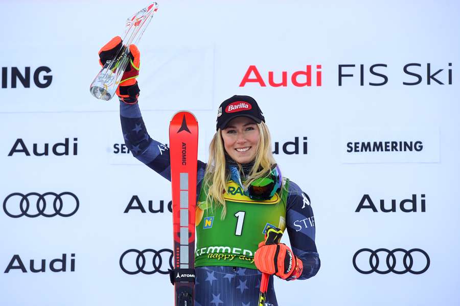 Mikaela Shiffrin tout sourire sur son podium autrichien.