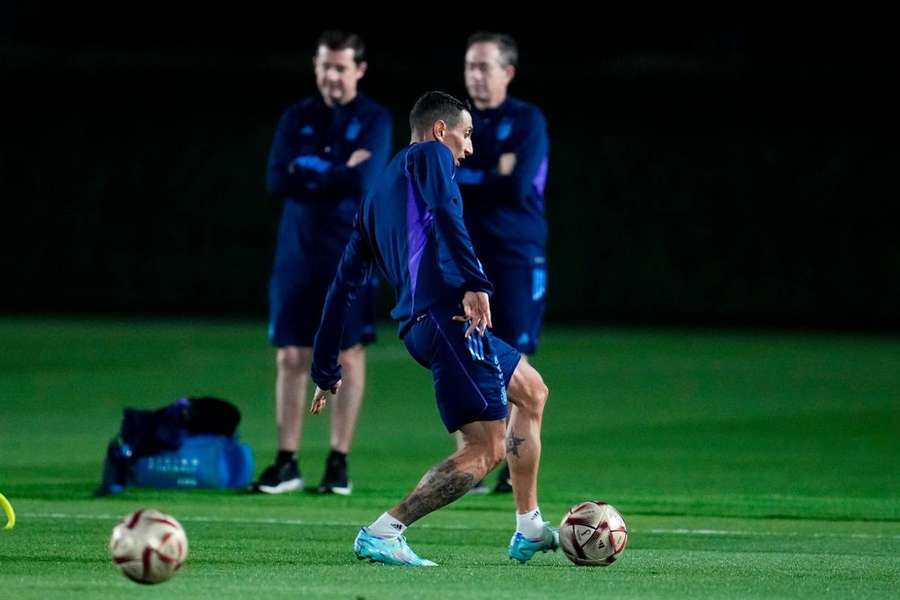 Di María treinou normalmente com o grupo da Argentina