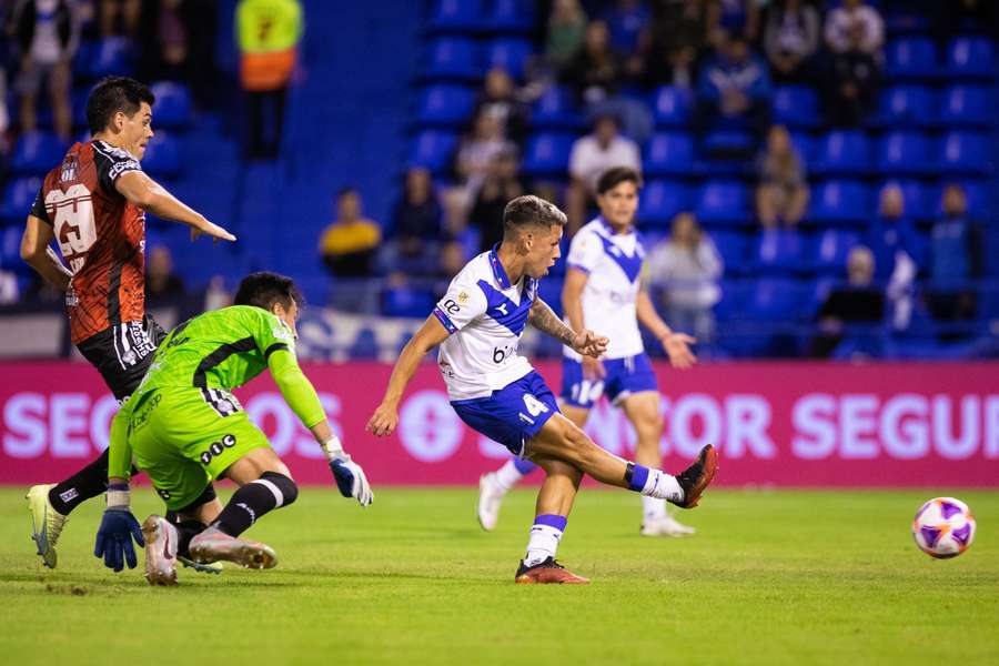 Gianluca Prestianni estreou-se a marcar pelo Vélez Sarsfield contra o central Córdoba