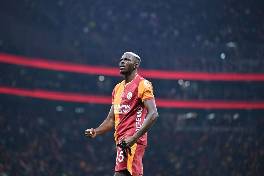 Osimhen comemora o seu golo nos descontos Osimhen comemora o seu golo nos descontos