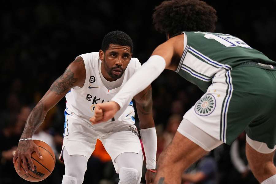 Irving (weißes Shirt) im Blickduell mit Pistons-Spieler Livers