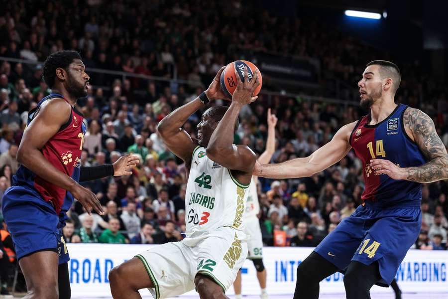 Dunston intenta salir airoso entre Metu y Hernangómez