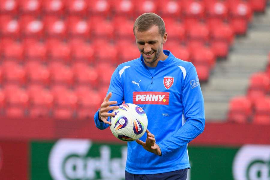 Kapitán české reprezentace Tomáš Souček se omluvil fanouškům. Kapitán české reprezentace Tomáš Souček se omluvil fanouškům.