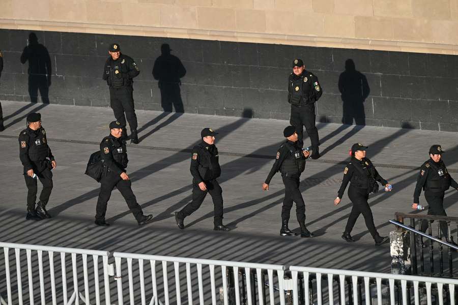 Poliția mexicană patrulează în fața unui concert recent organizat în Mexico City