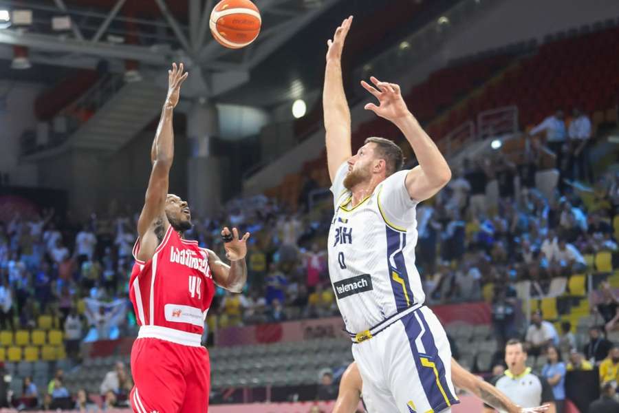 Kamar Baldwin lanza a canasta ante Jusuf Nurkic