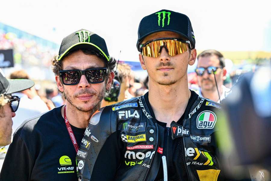 Valentino Rossi (l.) und Luca Marini (r.) arbeiten weiter zusammen.