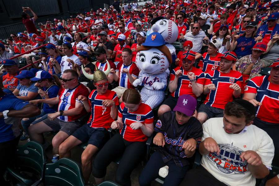 Até a Sra. Met entrou na onda da remada nórdica no Citi Field Até a Sra. Met entrou na onda da remada nórdica no Citi Field