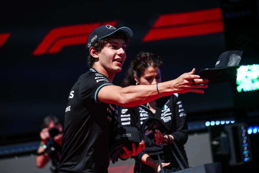 Andrea Kimi Antonelli dans la fanzone du Grand Prix d'Emilie-Romagne.